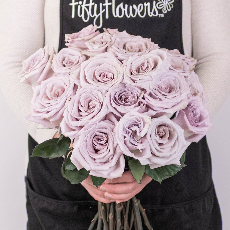 Menta Light Purple Roses in Hand