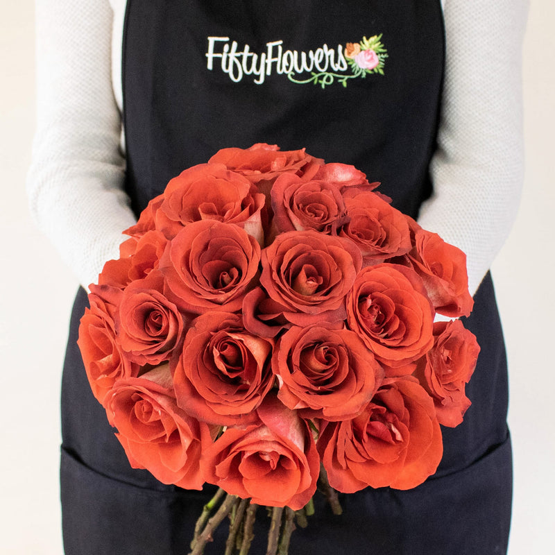 Mosaico Red Wholesale Rose Bunch In a Hand