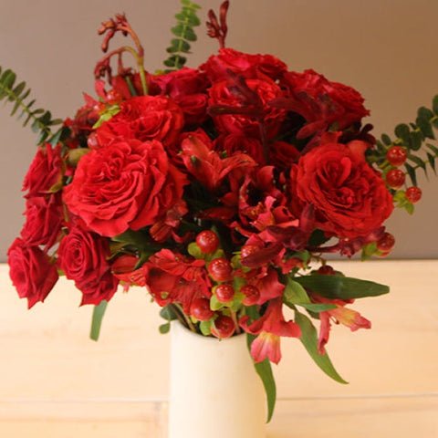 Red Rose Day Flower Bunch in Vase